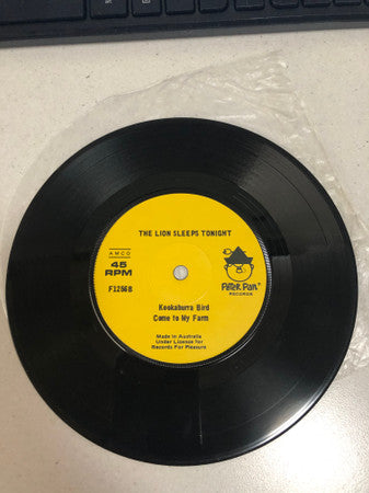 Unknown Artist : The Lion Sleeps Tonight (7", EP)